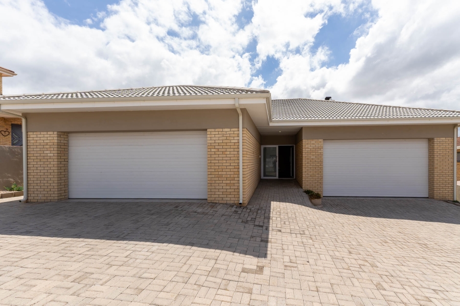 4 Bedroom Property for Sale in Menkenkop Western Cape